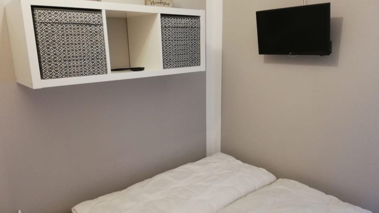 Ablage und TV im kleinen Schlafzimmer 2 Ablage und TV im kleinen Schlafzimmer 2